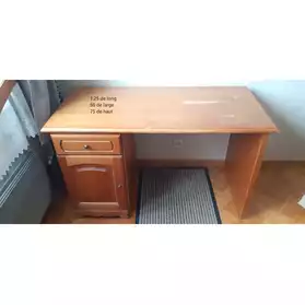 bureau en bois bon état et fauteuil