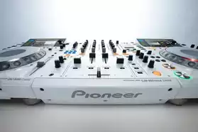 2x pioneer cdj-2000 & 1x DJM-900