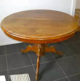 A VENDRE TABLE RONDE EN BOIS MASSIF