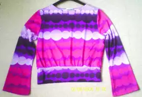 T shirt violet à motif T 44 ( 6 euros)