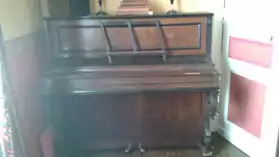 piano droit en bois de chez Deckers