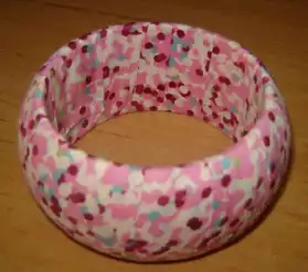 bracelet en bois revetu en tissu rose