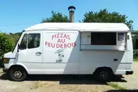 Mercédès camion à pizzas au feu de bois