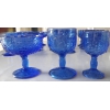 24 verres bleus à motifs incrustés