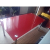 Table basse en verre couleur rouge pieds